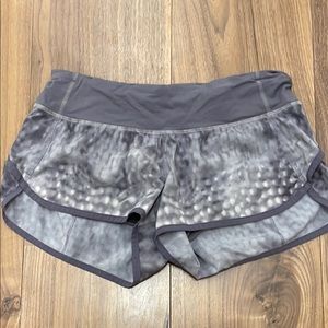 Lululemon speed shorts. Size 4, Spotted Owl